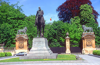 Brussels monument of king Leopoldo II behind the Palais Royal