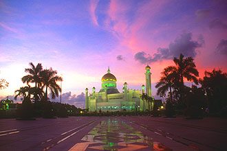 Brunei Bandar Seri Begawan Omar Ali Saifuddien Mosque at sunset