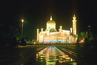 Brunei Bandar Seri Begawan Omar Ali Saifuddien Mosque by night