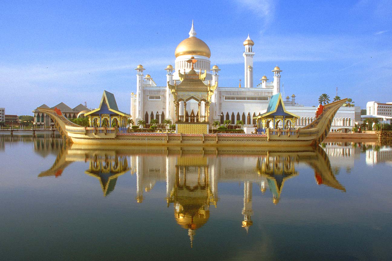 Brunei: The Sultan Omar Ali Saifuddien Mosque in Bandar Seri Begawan 