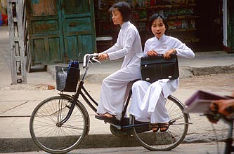 Danang - girls in formal ao dai traditional dress