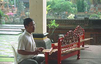 Bali Klungkung Semarapura Museum Semarajaya bamboo bamboo xylophone player