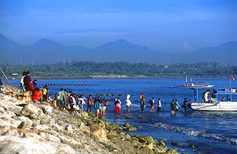 Bali Sanur beach people boarding the boat to Nusa Lembongan and Nusa Penida island