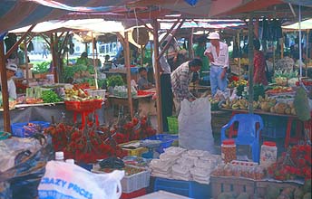 Sarawak: Serian, fruit market