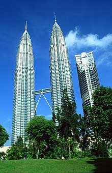 Petronas Twin Towers portrait from park2