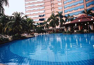 Kuala Lumpur Renaissance Hotel pool