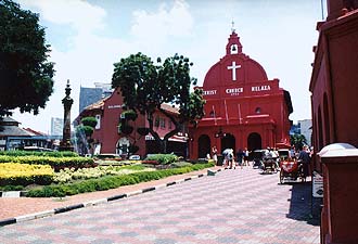 Melaka : Town Square with Christ Church and Stadthuys