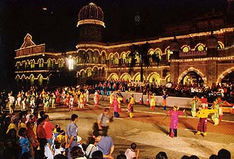 Sultan Abdul Samad building: folcloristic parade