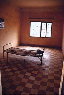 PNH_Phnom_Penh_Torture_chamber_in_Tuol-Sleng-Museum_s.jpg
