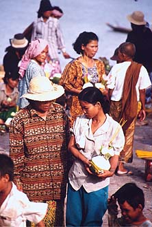 Phnom Penh: religious ceremony at Vetika Oumtouk Temple