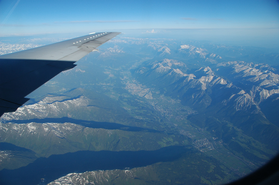 INN Innsbruck - the ciy of Innsbruck with Nordkette mountain range from aircraft 03 3008x2000