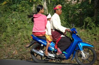 DPS Bali family in traditional balinese dress on motorbike 02 3008x2000