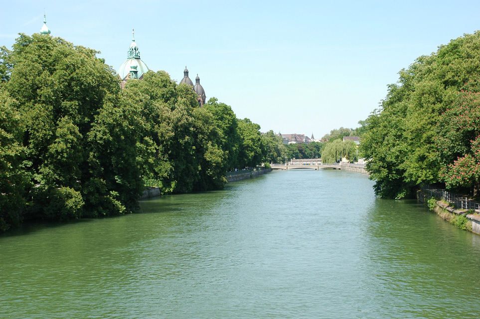 MUC Munich - Isar river northwards from Ludwigsbrücke 3008x2000