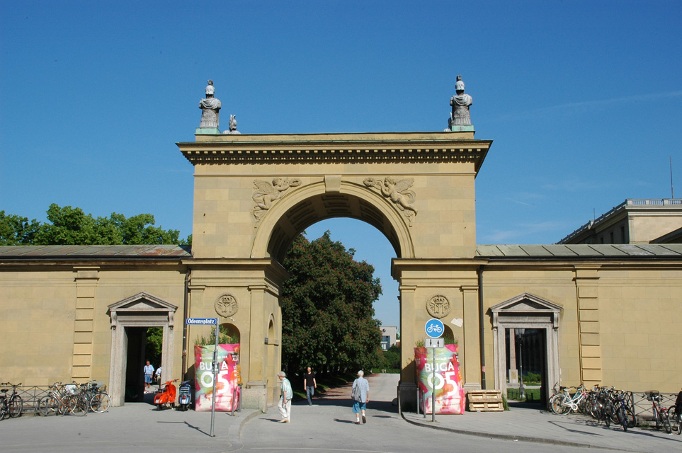 MUC Munich - entrance gate to the Hofgarten park from Odeonsplatz and Theatinerstrasse 3008x2000