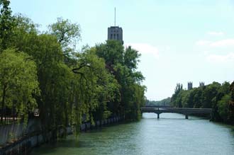 MUC Munich - Isar river with with trees and bridges and the tower of the Deutsches Museum 3008x2000