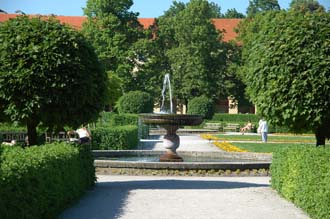 MUC Munich - fountain in the Hofgarten park 3008x2000