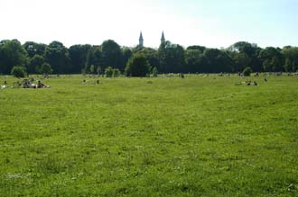 MUC Munich - lawn for sunbathing in the English Garden with view towards Munich University 3008x2000