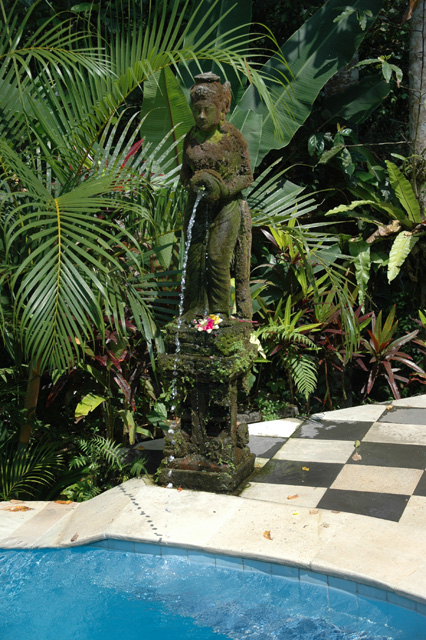 DPS Bali Ubud Bedulu Gubah Bali Exclusive Villas carved stone statue by the pool 01 3008x2000