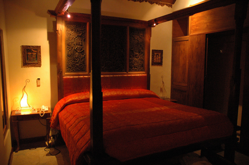DPS Bali Ubud Bedulu Gubah Bali Exclusive Villas hand made bed with woodcarving 3008x2000