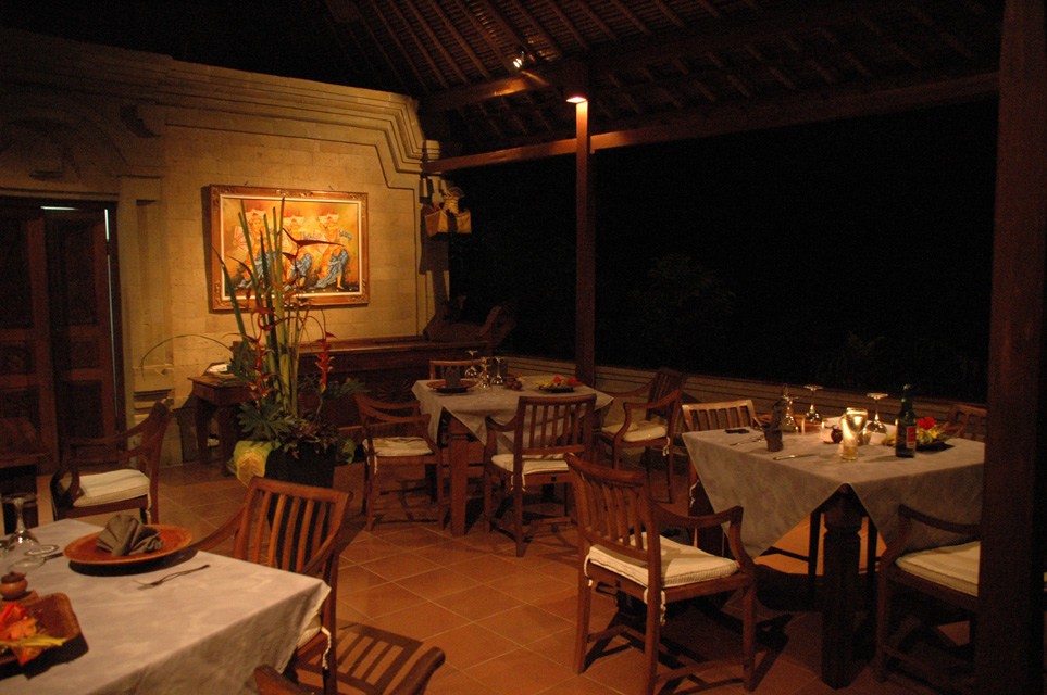 DPS Bali Ubud Bedulu Gubah Bali Exclusive Villas open-air restaurant by night 01 3008x2000