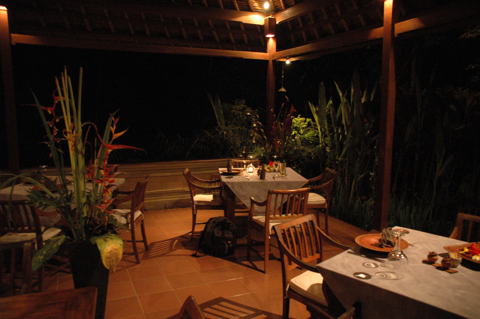 DPS Bali Ubud Bedulu Gubah Bali Exclusive Villas open-air restaurant by night 02 3008x2000