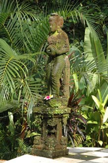 DPS Bali Ubud Bedulu Gubah Bali Exclusive Villas carved stone statue by the pool 02 3008x2000