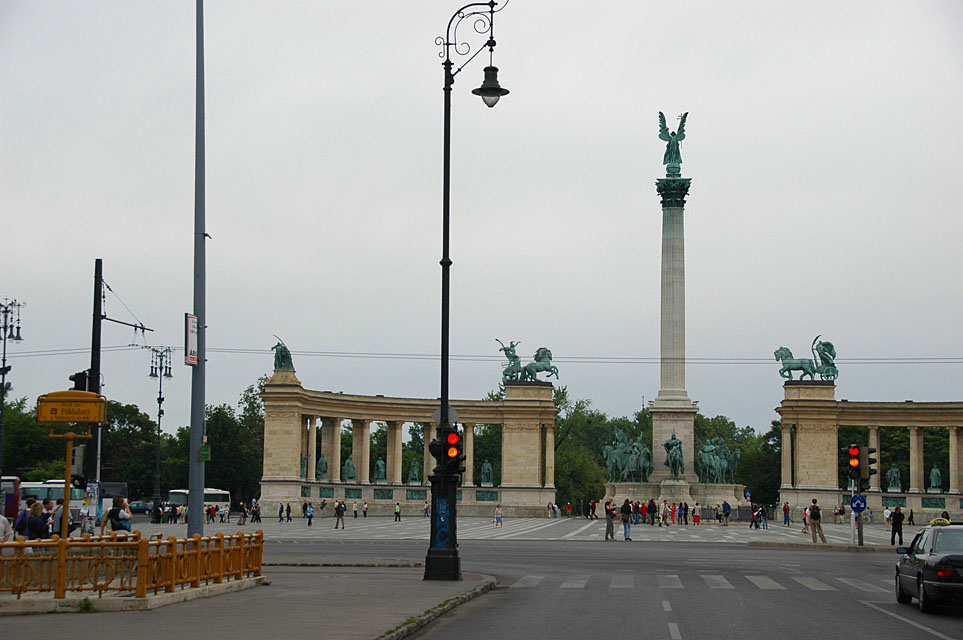 BUD Budapest - Heroes Square with Millenary Monument, a 36m pillar backed by colonnades 01 3008x2000