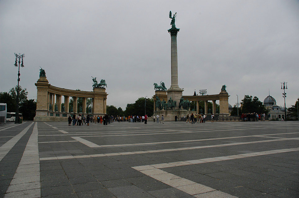 BUD Budapest - Heroes Square with Millenary Monument, a 36m pillar backed by colonnades 03 3008x2000