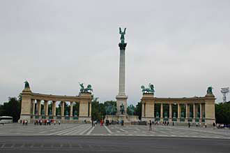 BUD Budapest - Heroes Square with Millenary Monument, a 36m pillar backed by colonnades 02 3008x2000