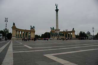BUD Budapest - Heroes Square with Millenary Monument, a 36m pillar backed by colonnades 03 3008x2000