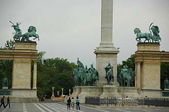 BUD Budapest - Heroes Square with Millenary Monument, a 36m pillar backed by colonnades detail 01 3008x2000