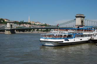BUD Budapest - Chain Bridge (Szechenyi lanchid) with Castle Hill and river boats 3008x2000