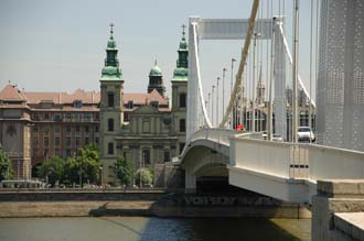 BUD Budapest - Elizabeth Bridge (Erzsebet hid) with  Inner-City Parish Church (Belvarosi Plebania Templom) 01 3008x2000
