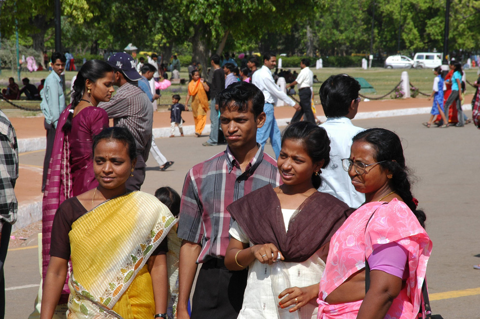 DEL Delhi - local visitors to India Gate 02 3008x2000