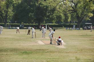 DEL Delhi - Cricket players in park near India Gate 3008x2000