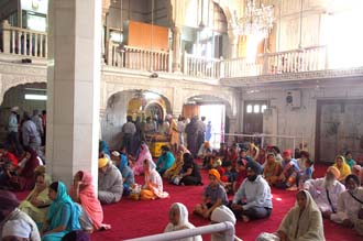 DEL Delhi - Gurdwara Bangla Sahib Sikh temple main hall with praying pilgrims 3008x2000