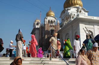 DEL Delhi - Gurdwara Bangla Sahib Sikh temple panorama with striking golden domes 3008x2000