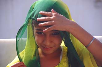 DEL Delhi - Gurdwara Bangla Sahib Sikh temple portrait girl with green scarf 3008x2000