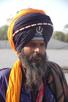 DEL Delhi - Gurdwara Bangla Sahib Sikh temple portrait with colourful turban 01 3008x2000