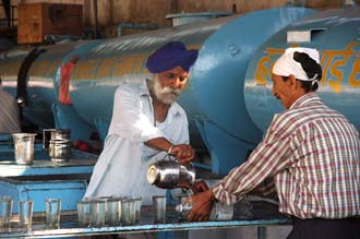 DEL Delhi - Gurdwara Bangla Sahib Sikh temple priest offering water with healing properties 3008x2000
