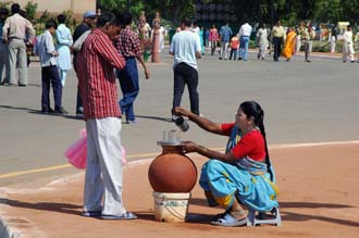 DEL Delhi - woman selling drinking water at India Gate 3008x2000