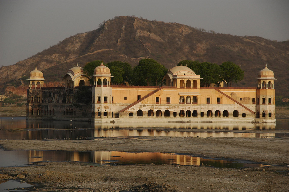 http://www.tropicalisland.de/india/rajasthan/jaipur/images/JAI%20Jaipur%20-%20Amber%20water%20Palace%20in%20lake%203008x2000.jpg