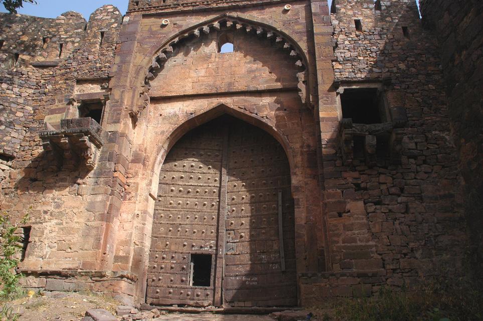 JAI Ranthambore National Park - Ranthambore Fort massive wooden gate of the secondary entrance 3008x2000