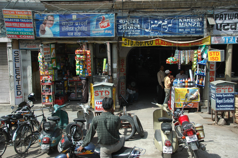 JAI shops and motorcycles on the road from Mandawa to Jaipur 3008x2000