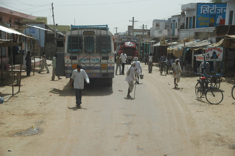 JAI - street in village on the road from Ranthambore National Park to Karauli 3008x2000