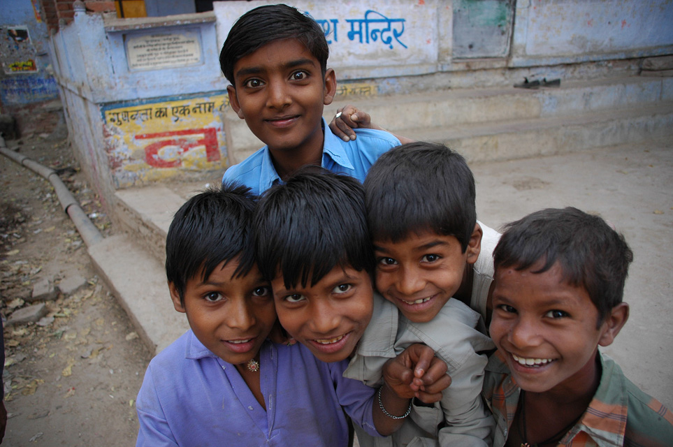 JAI Karauli in Rajasthan - group portrait kids 01 smiling 3008x2000