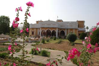 JAI Karauli in Rajasthan - Hotel Bhanwar Vilas Palace main entrance and garden 3008x2000