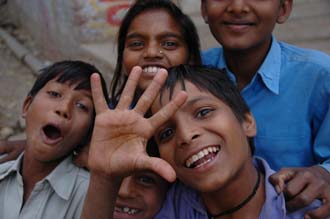 JAI Karauli in Rajasthan - group portrait kids 02 smiling with open hand 3008x2000