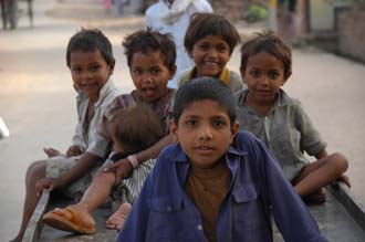 JAI Karauli in Rajasthan - group portrait kids 03 sitting on pushcart 3008x2000