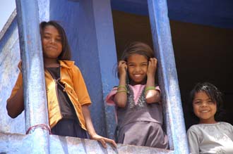 JAI Karauli in Rajasthan - group portrait kids 05 on blue balcony 3008x2000